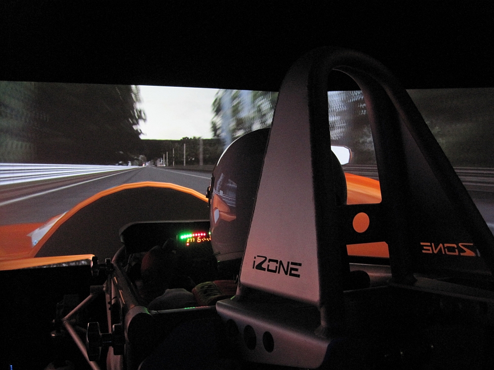 En del af træningen foregår i en højteknologisk simulator
(Foto: iZone Performance)